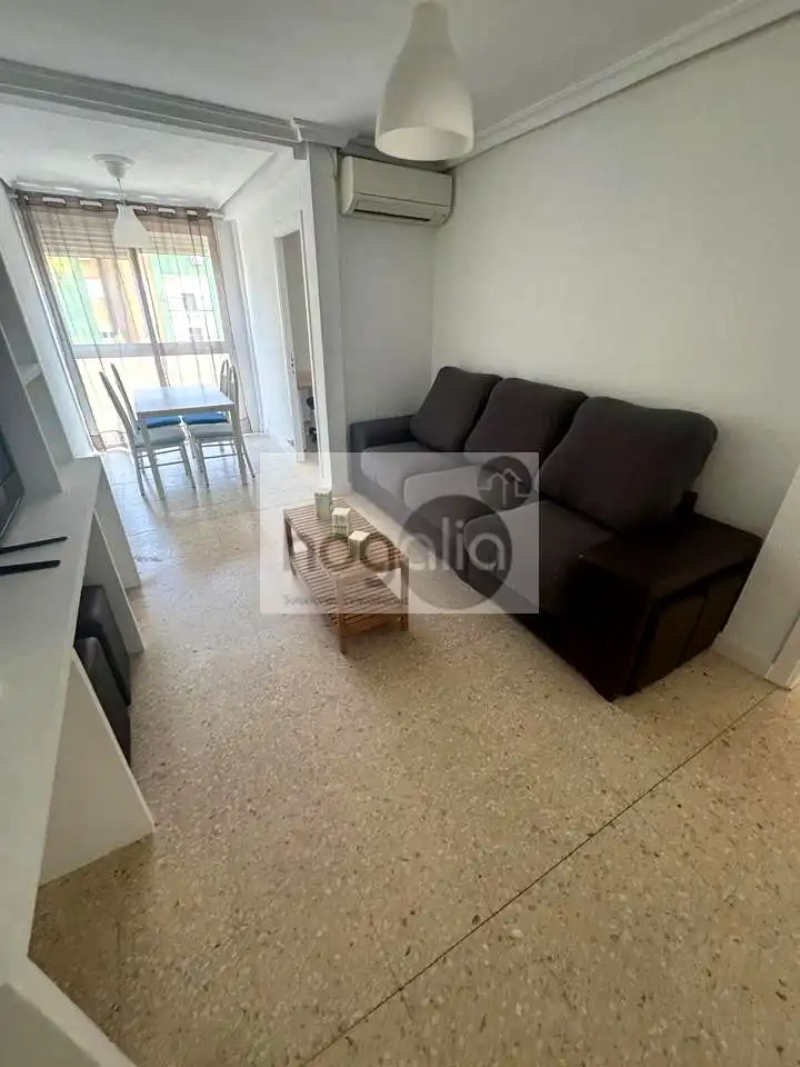 Living room of Flat for rent in Sevilla  with Air Conditioner, Terrace and Furnished