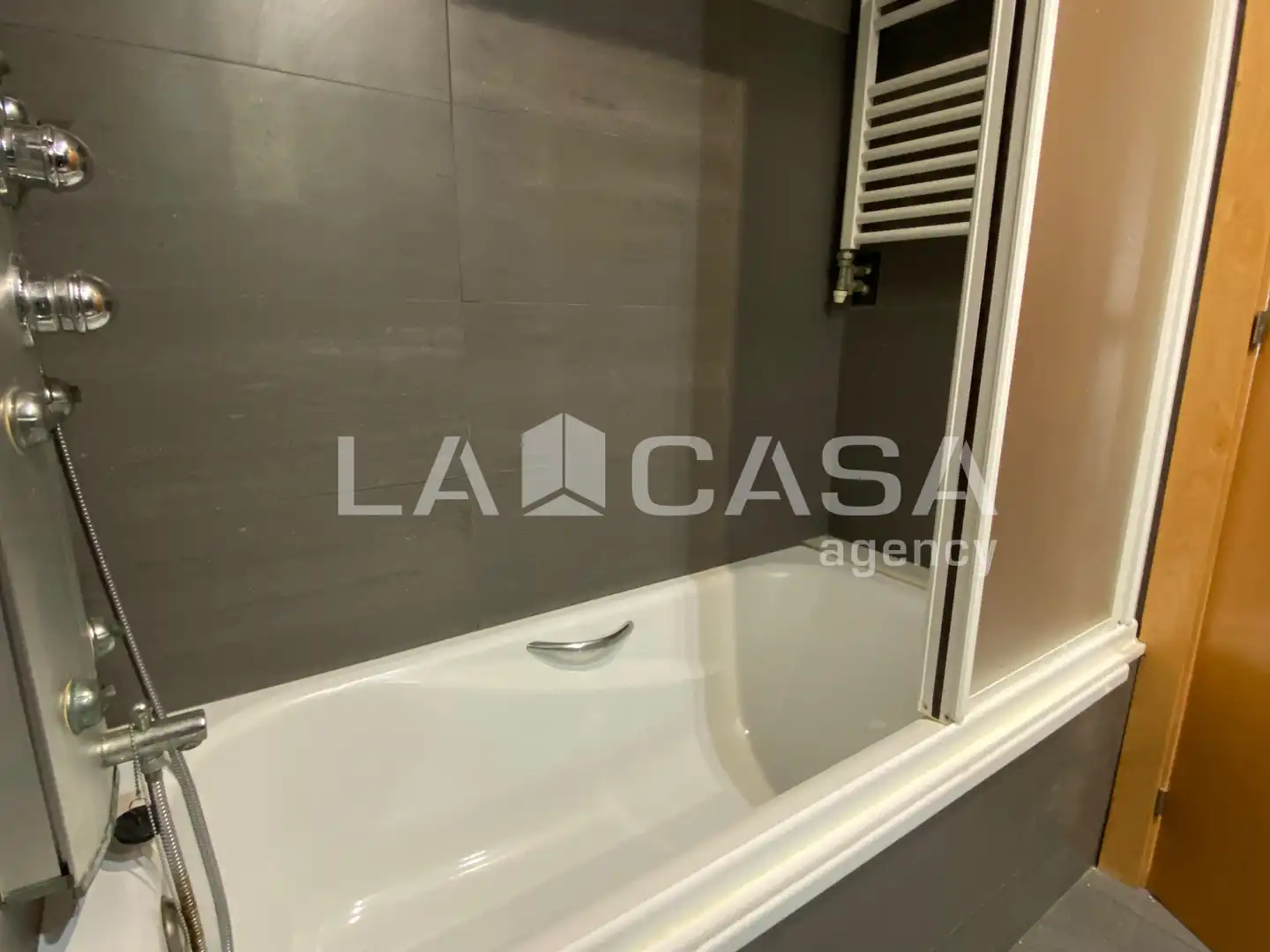 Baño de Ático en venta en Santa Coloma de Gramenet con Calefacción, Terraza y Trastero