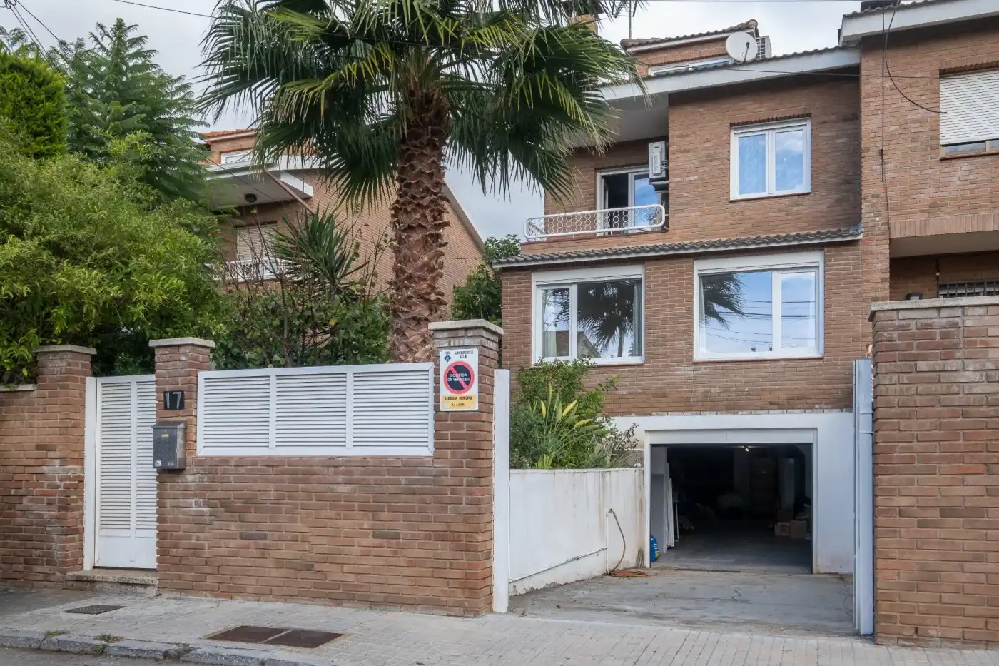 Vista exterior de Casa adosada en venda en Salou amb Aire condicionat, Calefacció i Jardí privat