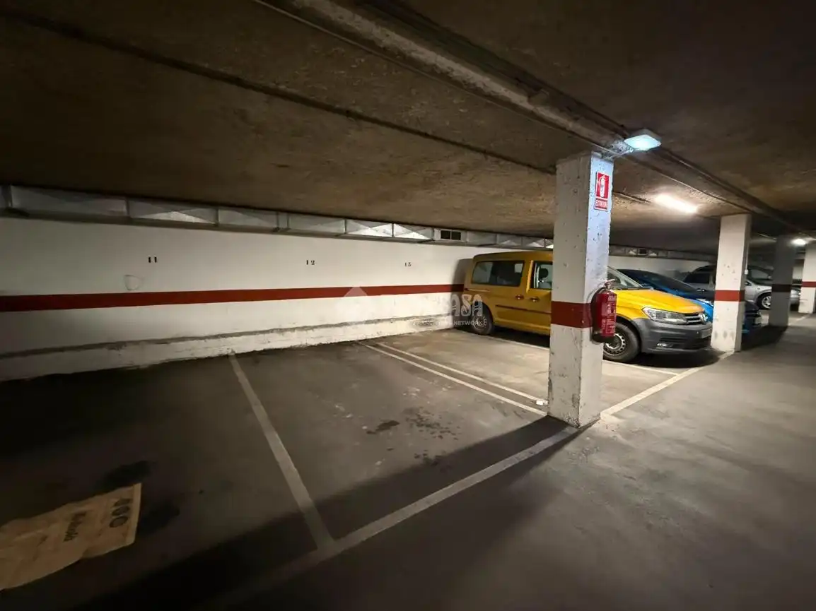 Aparcament de Pis en venda en León Capital  amb Calefacció, Parquet i Terrassa