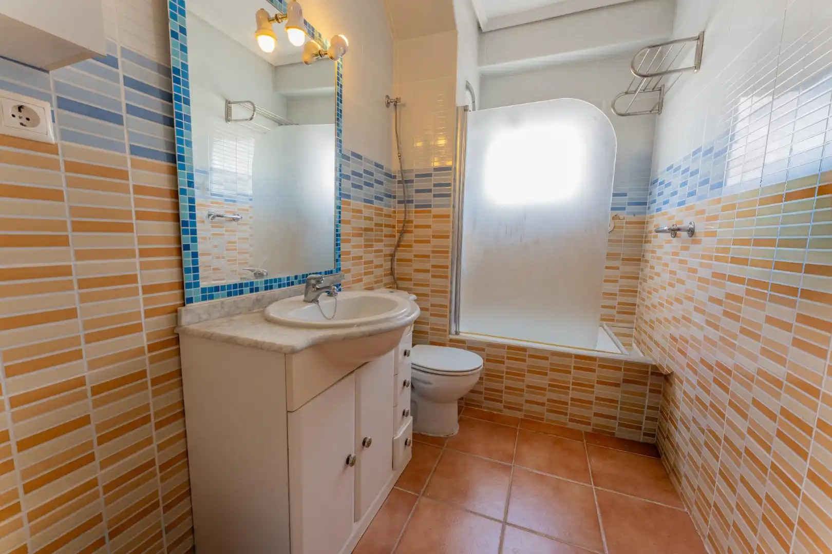 Baño de Piso de alquiler en Santa Pola con Aire acondicionado, Terraza y Amueblado