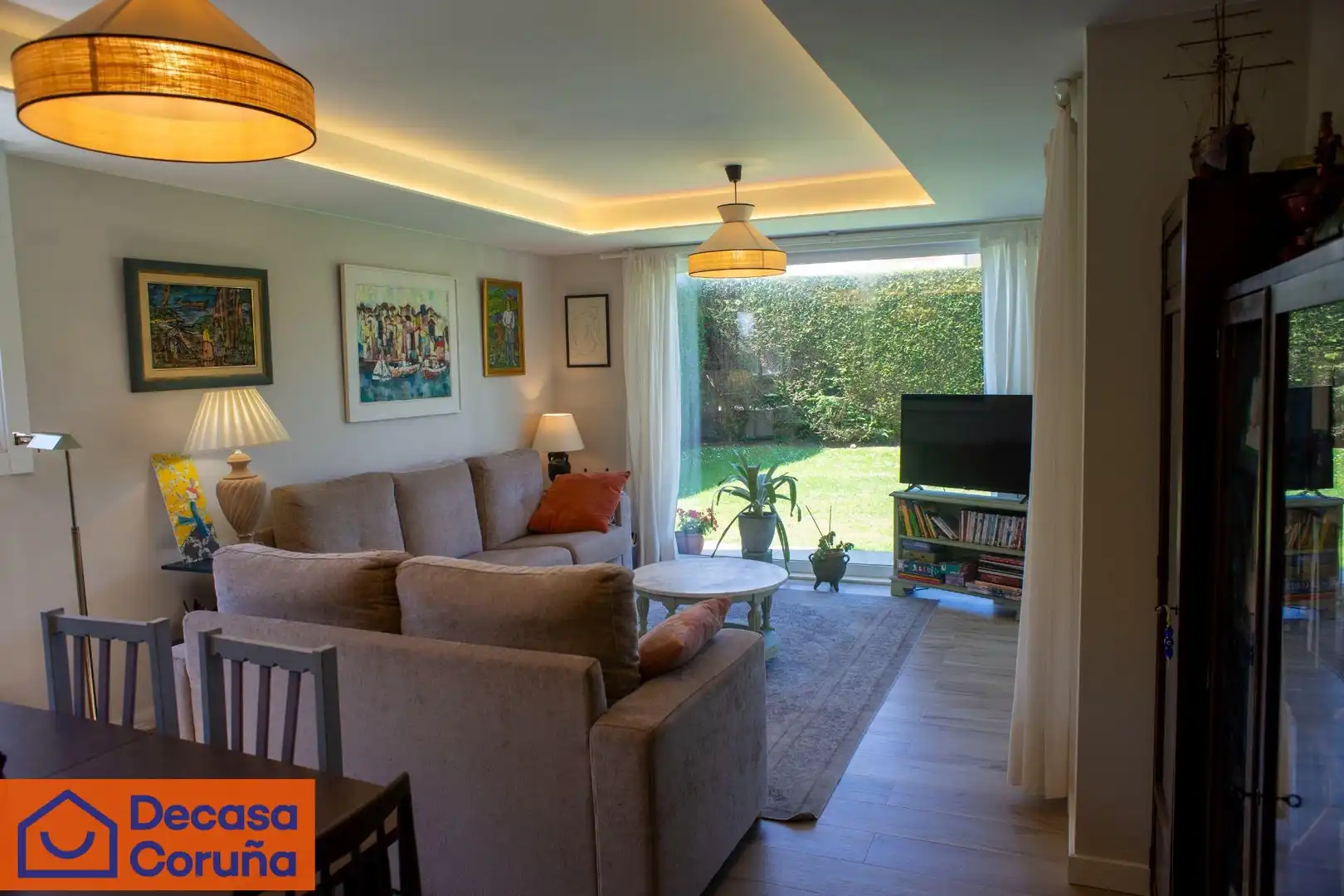 Sala d'estar de Casa o xalet en venda en Oleiros amb Aire condicionat, Calefacció i Jardí privat