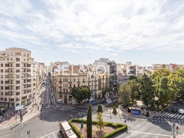 Flat with balcony to rent in L'Eixample