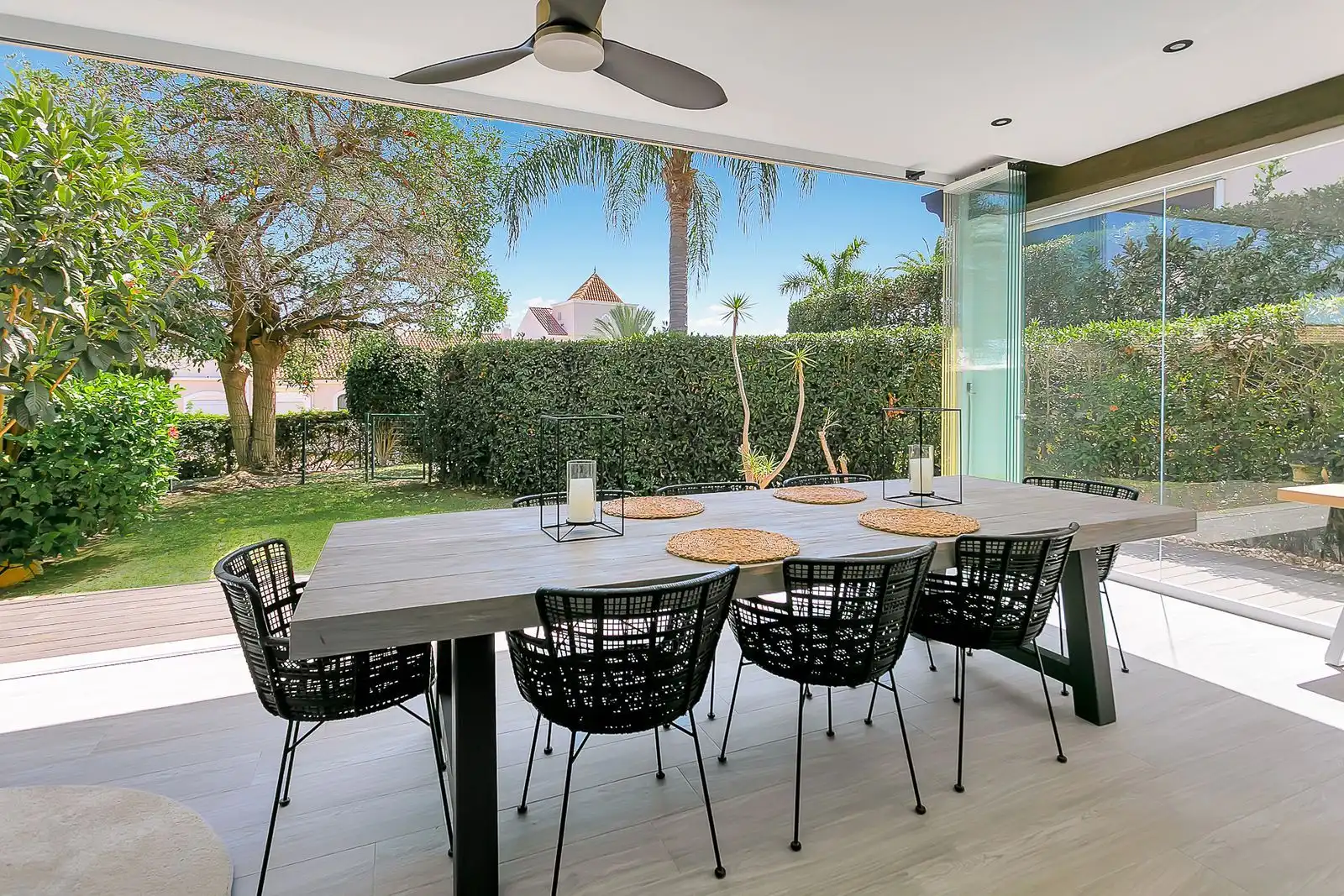 Terrasse von Einfamilien-Reihenhaus zum Verkauf in Estepona mit Privatgarten, Terrasse und Möbliert