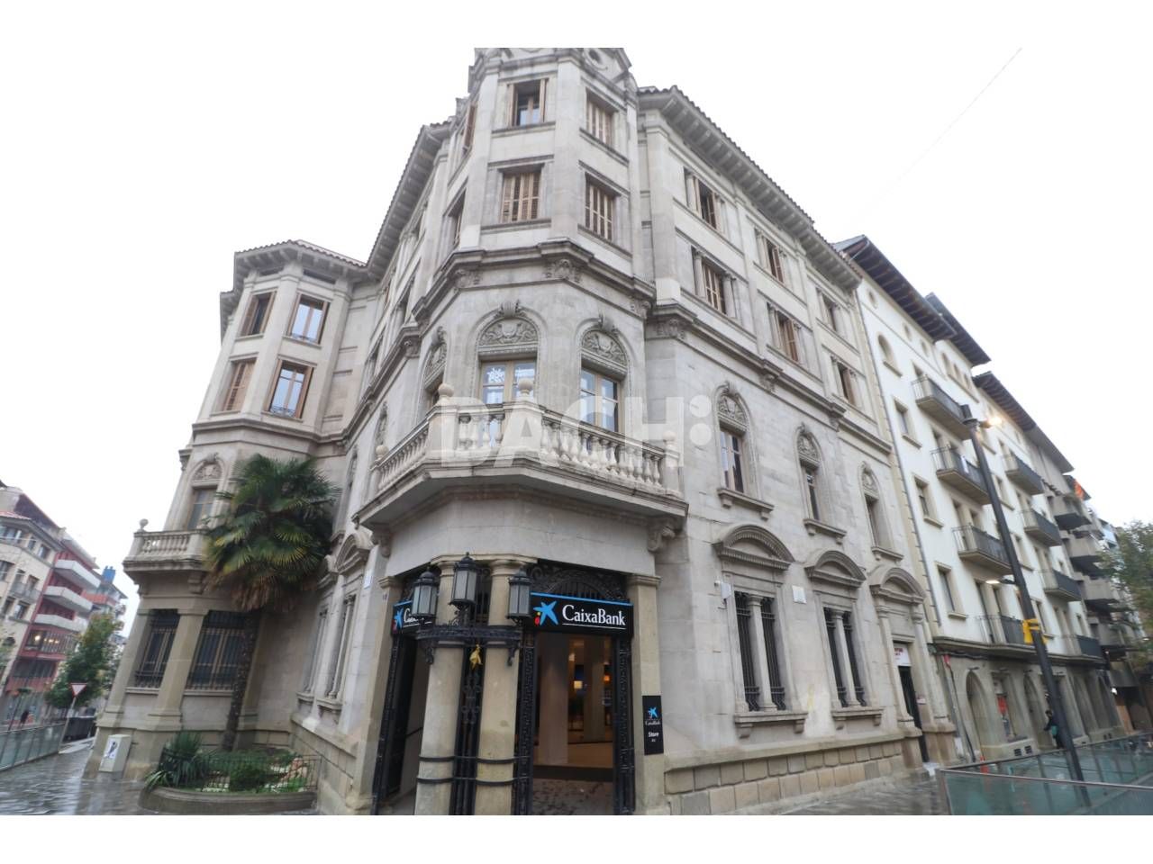 Vista exterior de Pis en venda en Vic amb Calefacció i Moblat