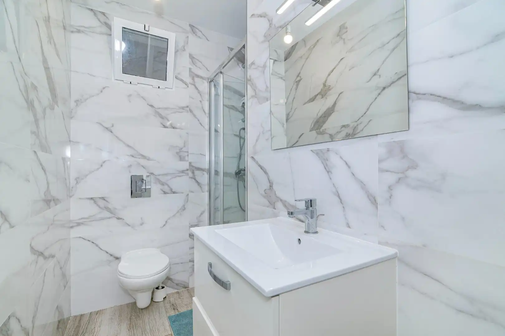 Bathroom of Flat for sale in Granada  with Air Conditioner, Private garden and Terrace