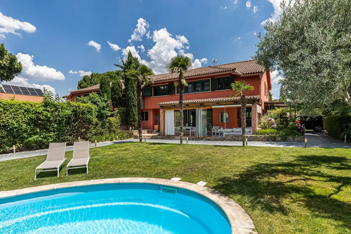 Garten von Einfamilien-Reihenhaus zum Verkauf in Boadilla del Monte mit Klimaanlage, Heizung und Privatgarten