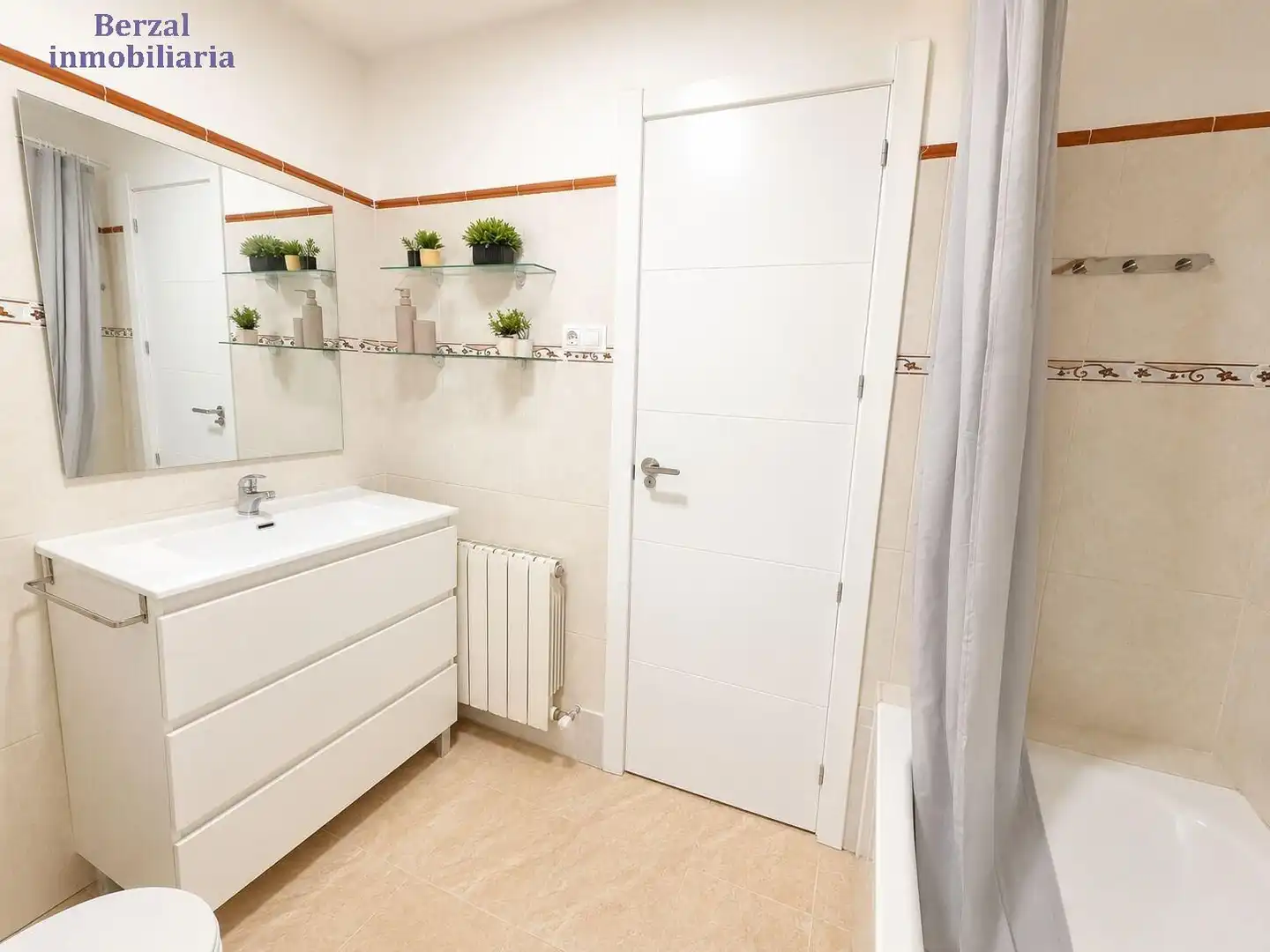 Bathroom of Flat for rent in  Logroño  with Heating, Terrace and Furnished