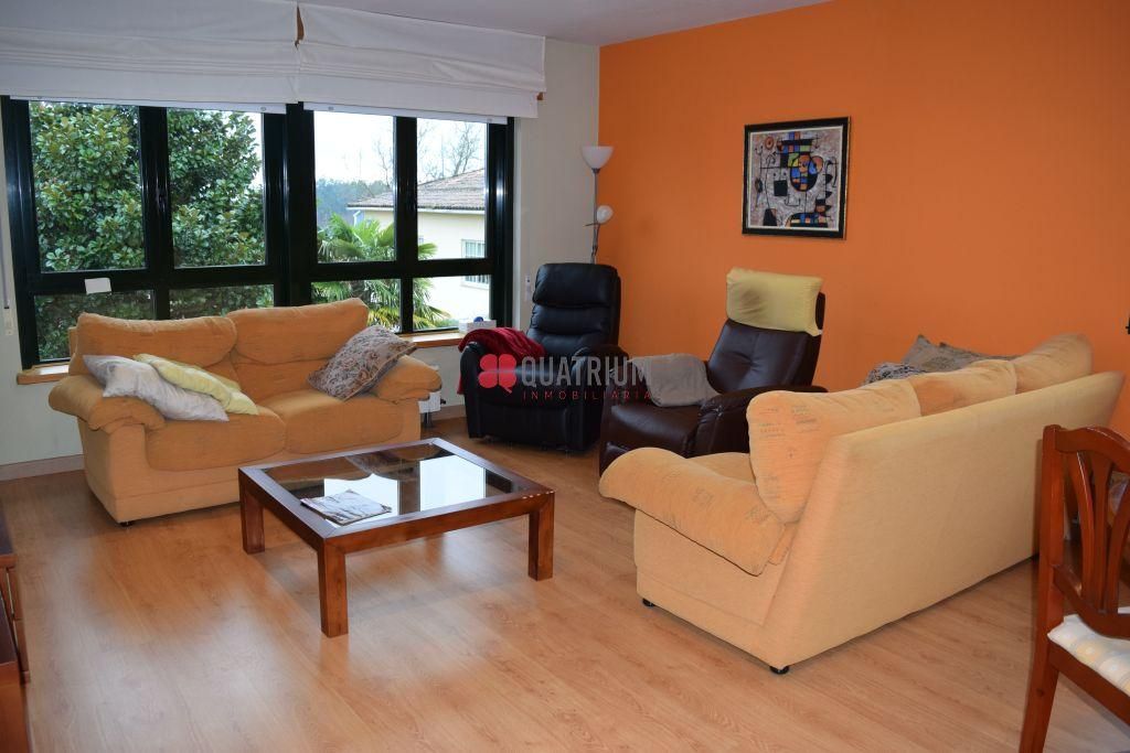 Sala d'estar de Casa o xalet en venda en Boqueixón amb Calefacció, Jardí privat i Parquet