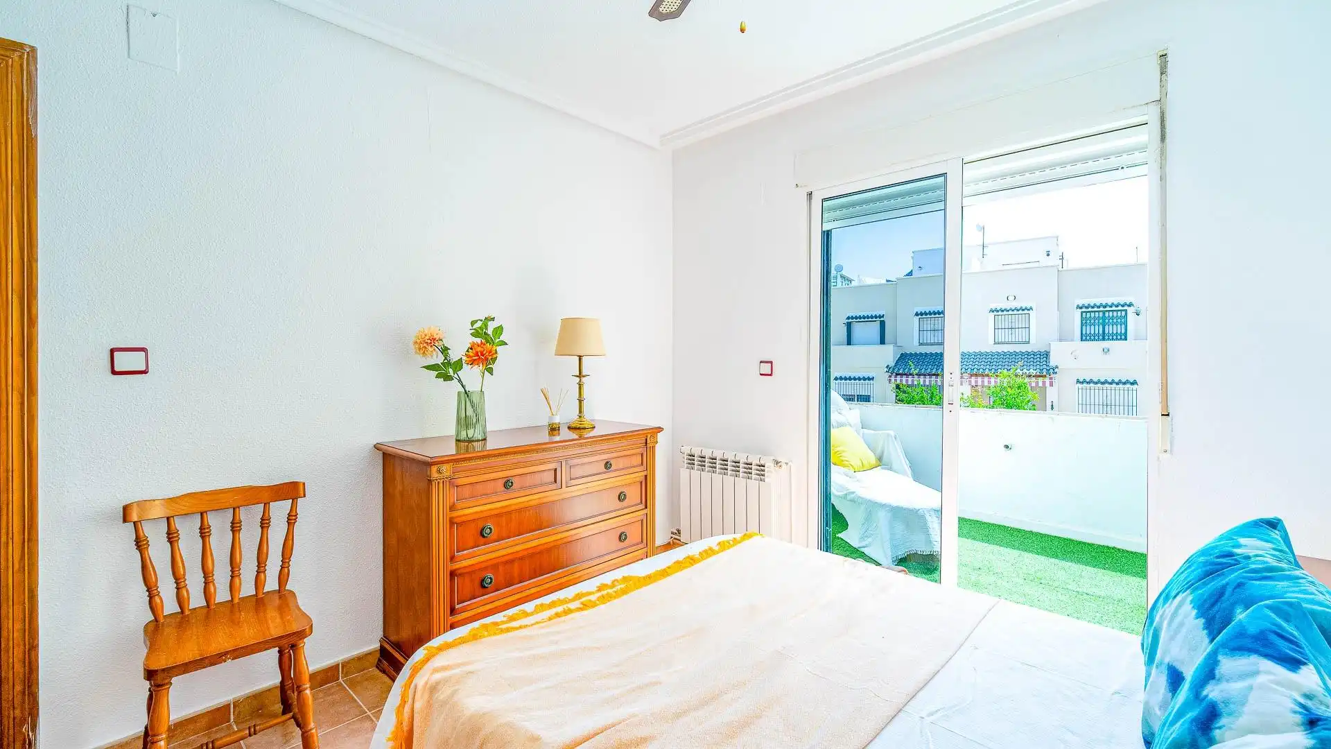 Habitación de Casa adosada en venta en Orihuela con Aire acondicionado, Calefacción y Jardín privado