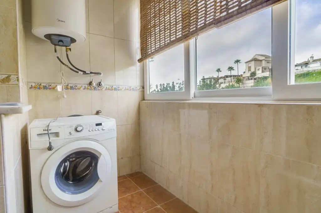 Bany de Casa o xalet en venda en Fuengirola amb Aire condicionat, Jardí privat i Terrassa