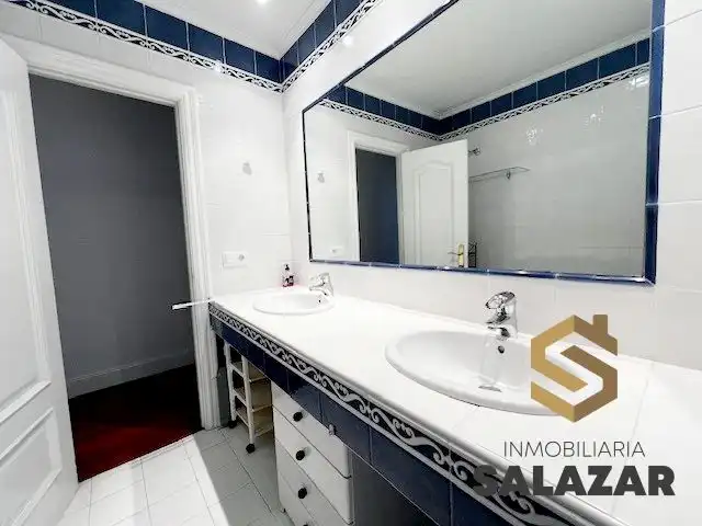 Baño de Piso de alquiler en Bilbao  con Calefacción y Balcón
