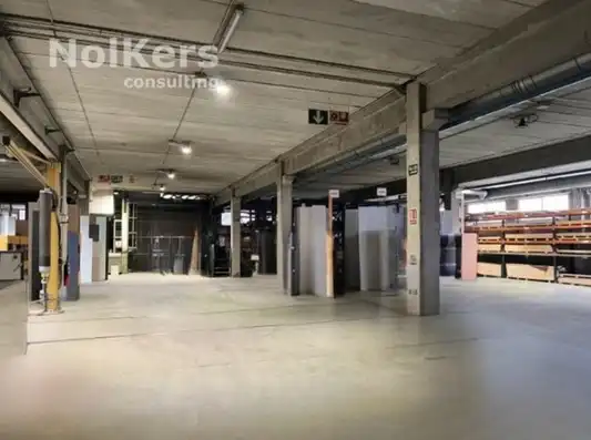 Industrial building with lift to rent in Almeda - El Corte Inglés