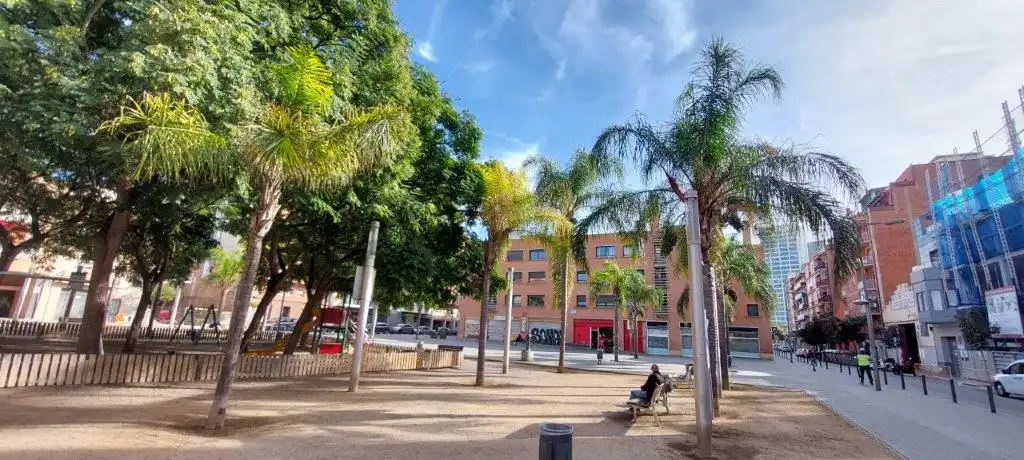 Vista exterior de Àtic en venda en L'Hospitalet de Llobregat amb Aire condicionat, Calefacció i Terrassa