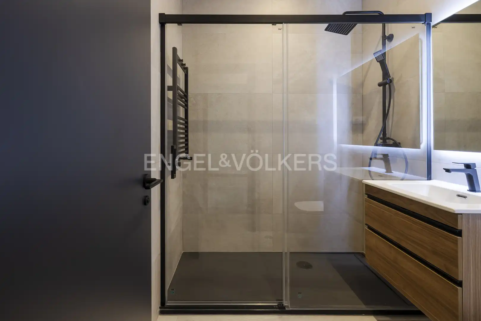 Badezimmer von Wohnungen zum Verkauf in Madrid mit Klimaanlage, Heizung und Möbliert