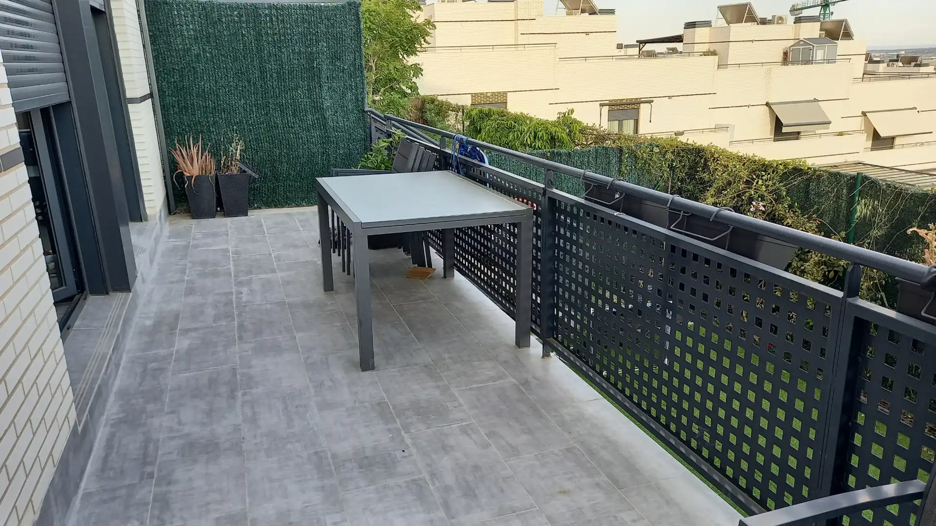 Terrasse von Einfamilien-Reihenhaus zum Verkauf in Colmenar Viejo mit Klimaanlage, Heizung und Privatgarten