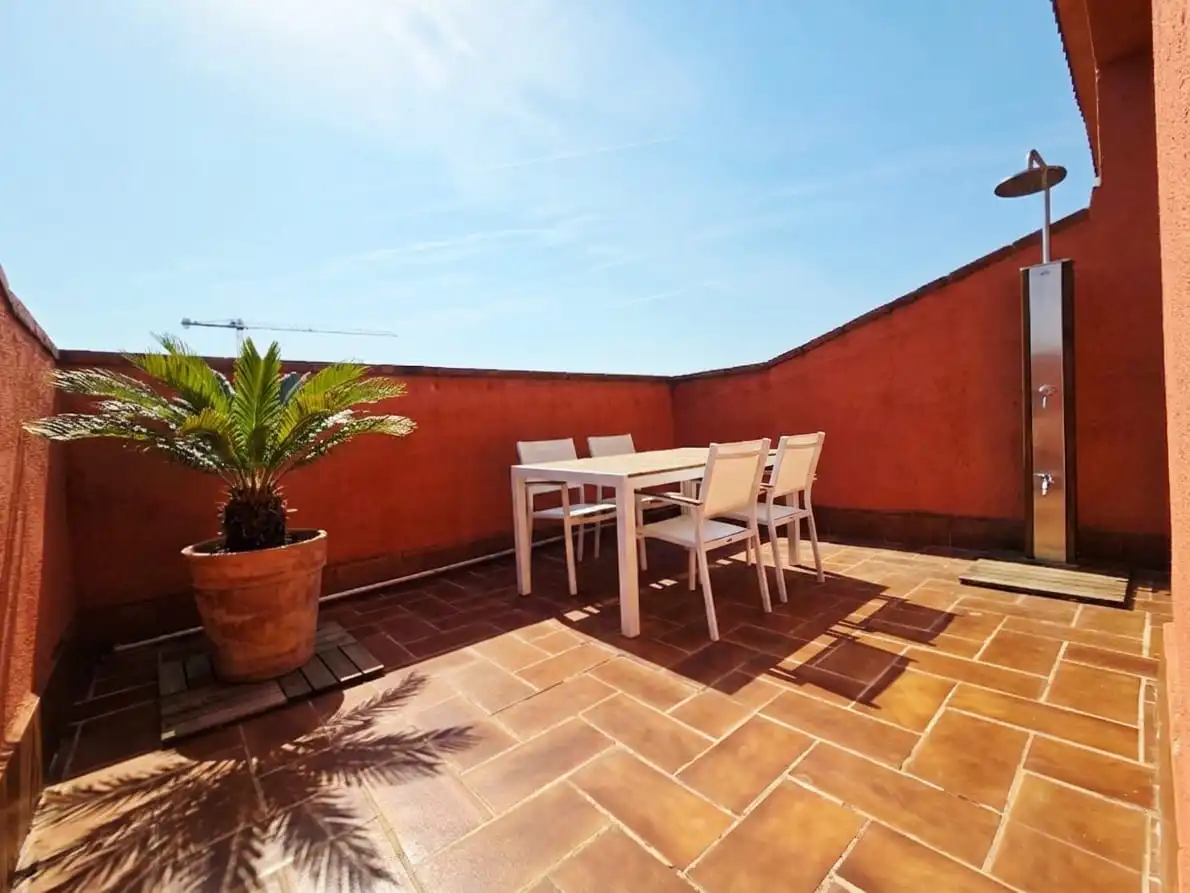 Terrasse von Einfamilien-Reihenhaus zum Verkauf in Palau-solità i Plegamans mit Klimaanlage, Heizung und Privatgarten