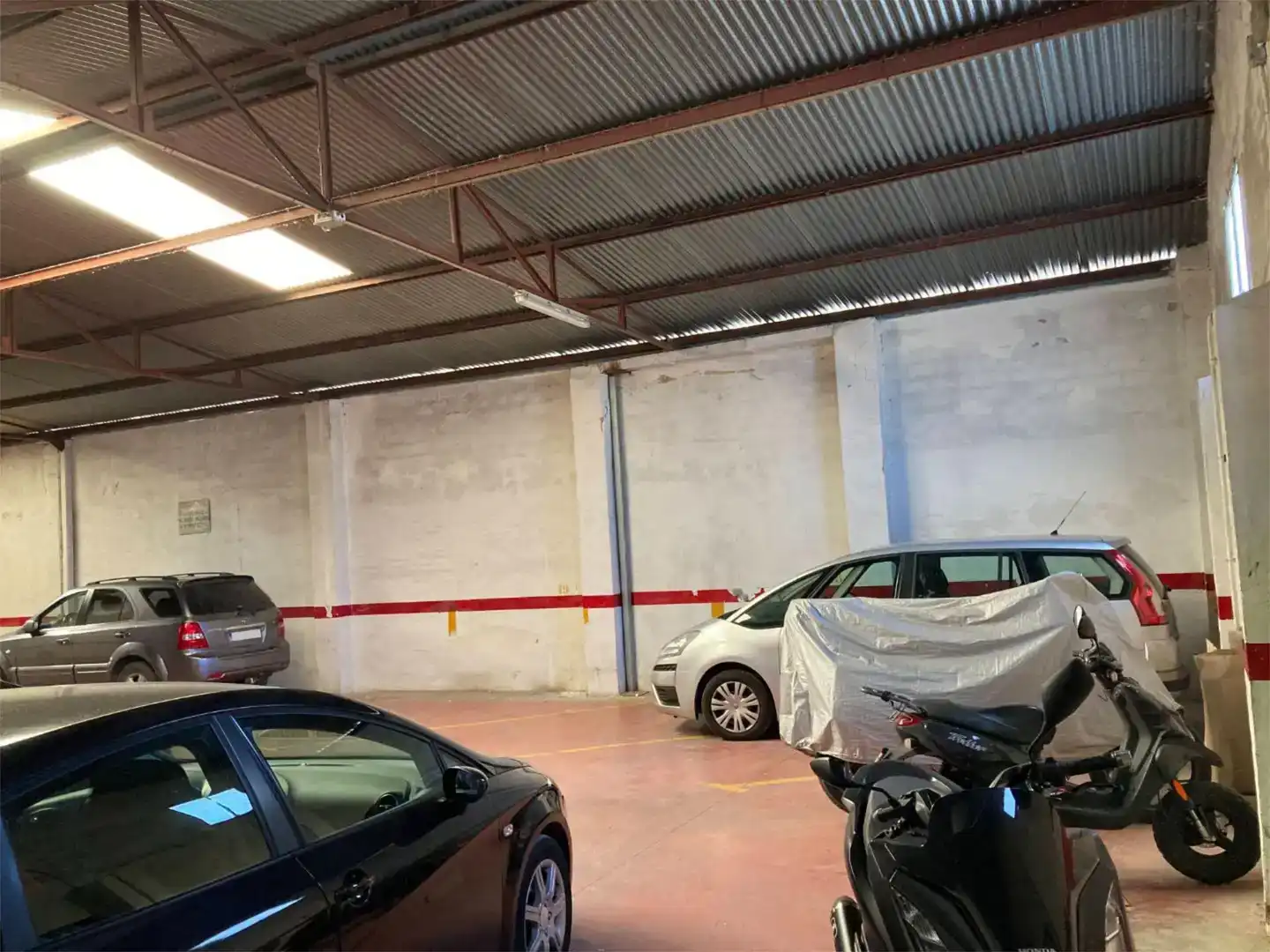 Parkplatz von Fabrikhallen zur Miete in Cabra