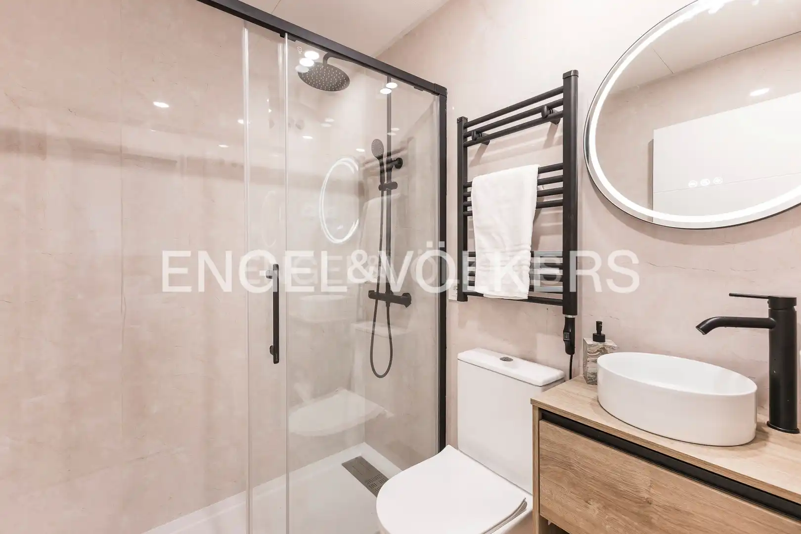 Bathroom of Flat for sale in Madrid  with Air Conditioner, Heating and Balcony