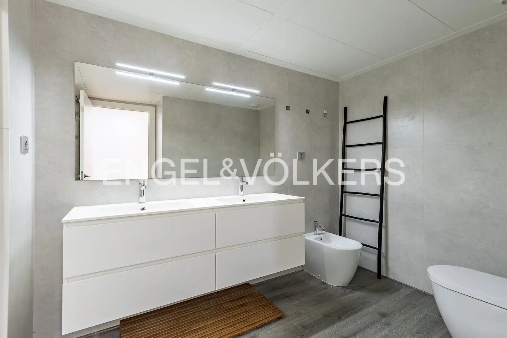 Bathroom of Attic for sale in Sabadell  with Air Conditioner, Heating and Parquet flooring