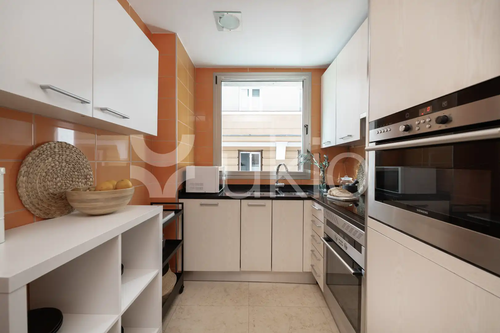 Cuina de Apartament de lloguer en Madrid amb Aire condicionat, Calefacció i Moblat