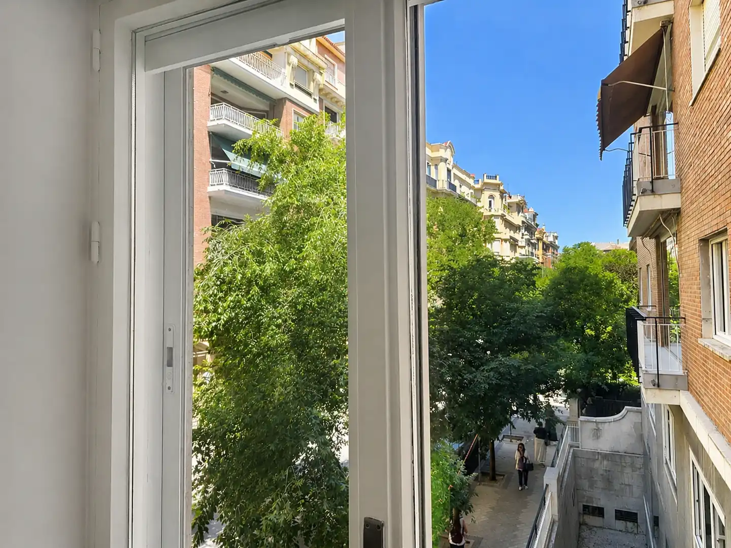 Außenansicht von Wohnung zur Miete in Madrid mit Klimaanlage, Heizung und Parkett