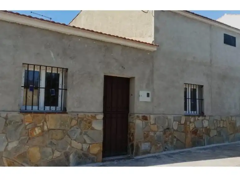 Vista exterior de Planta baixa en venda en Zorita amb Jardí privat i Moblat