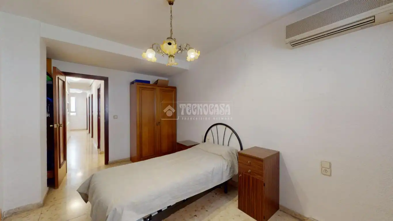 Bedroom of Flat for sale in Valencia  with Air Conditioner and Balcony