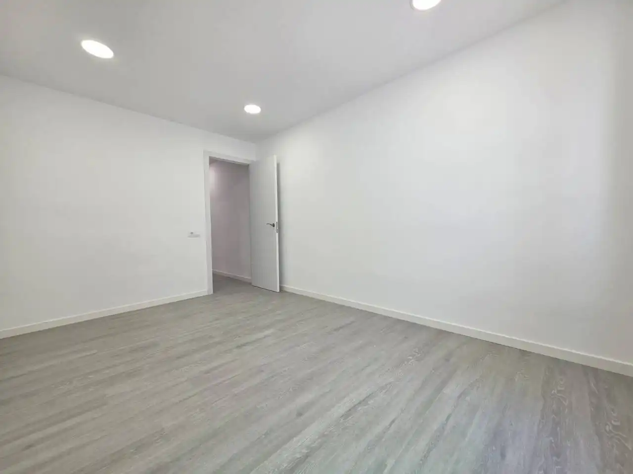 Wohnung zum Verkauf in Barcelona mit Klimaanlage, Parkett und Terrasse