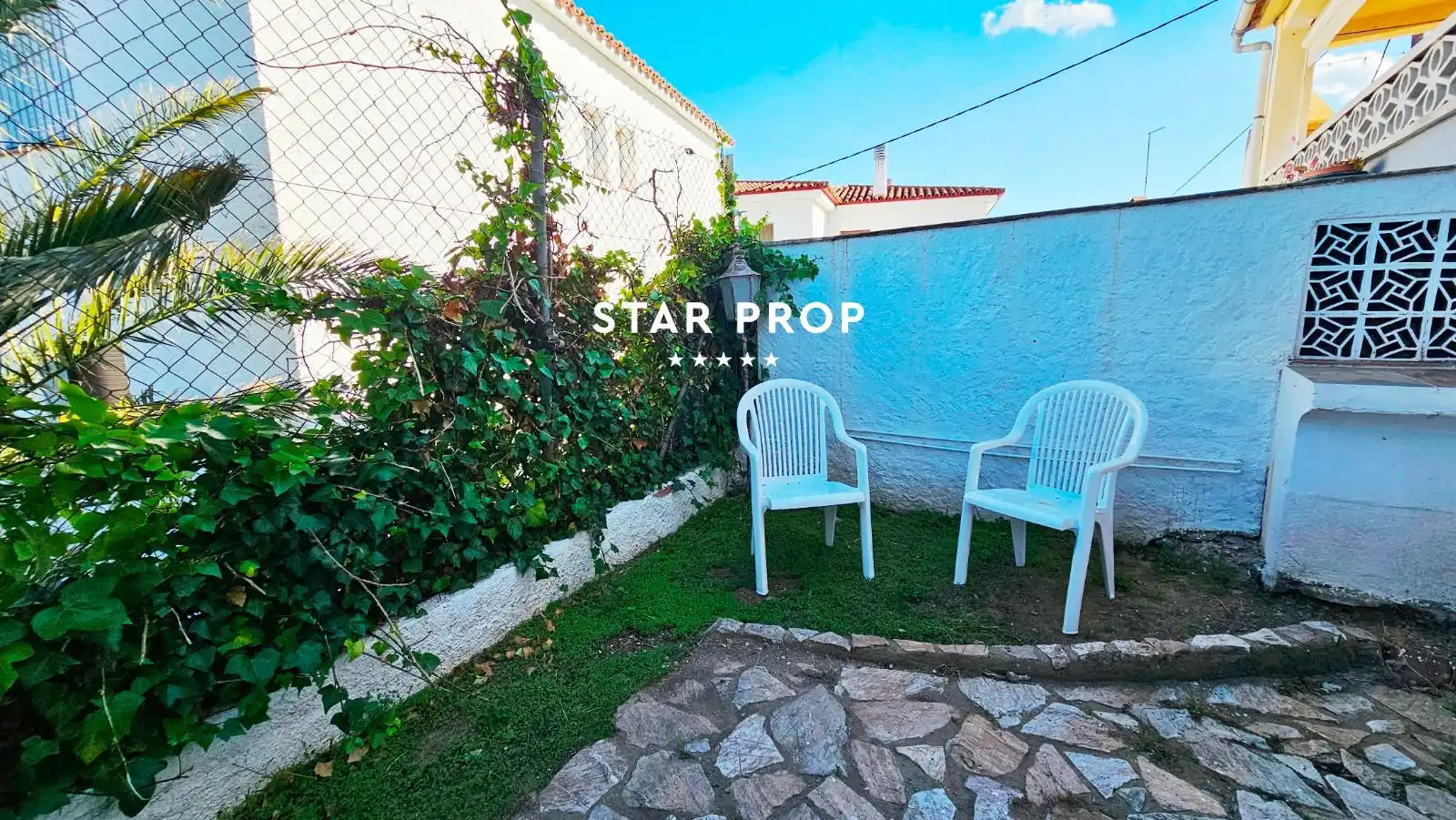 Vista exterior de Casa o xalet en venda en Llançà amb Terrassa, Traster i Moblat