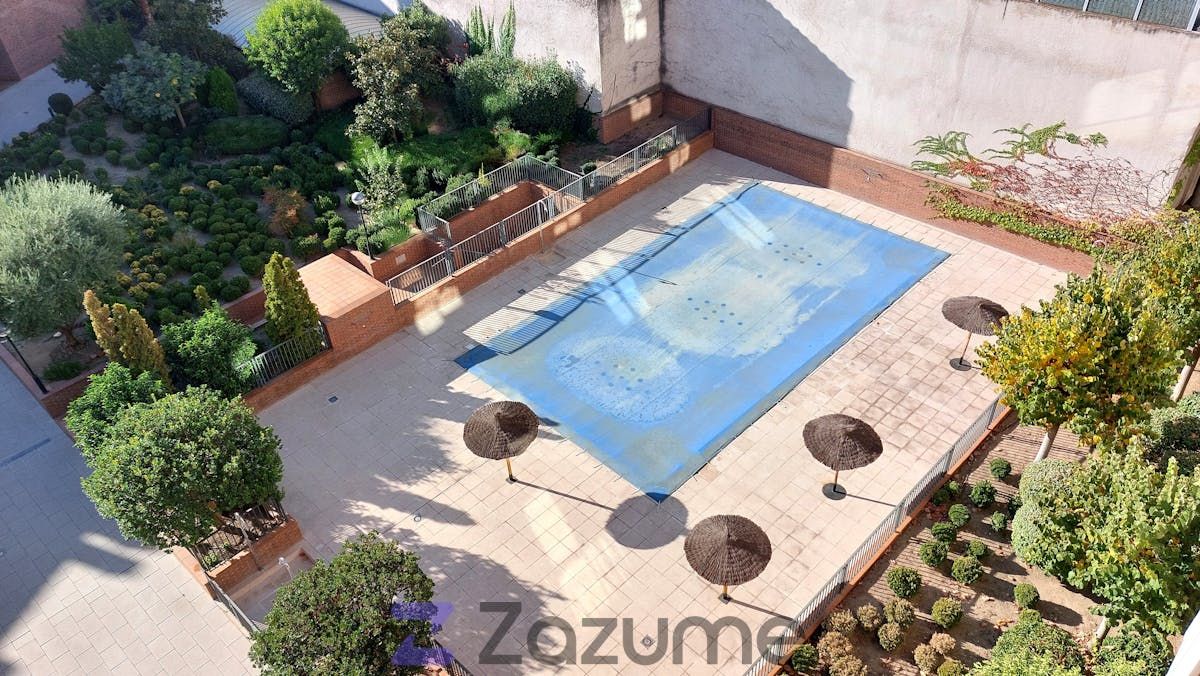 Swimming pool of Flat to rent in  Madrid Capital  with Air Conditioner, Heating and Private garden