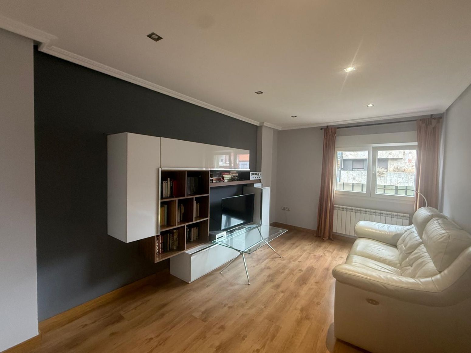 Flat for rent in Avilés - José Manuel Pedregal, Centro