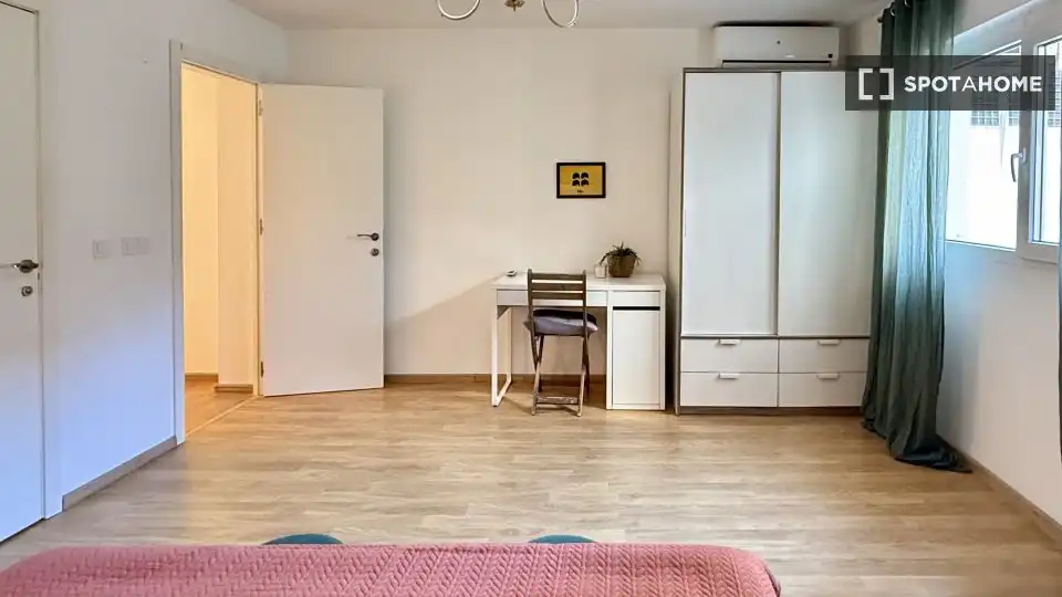 Habitación de Piso de alquiler en Valencia con Aire acondicionado, Calefacción y Amueblado