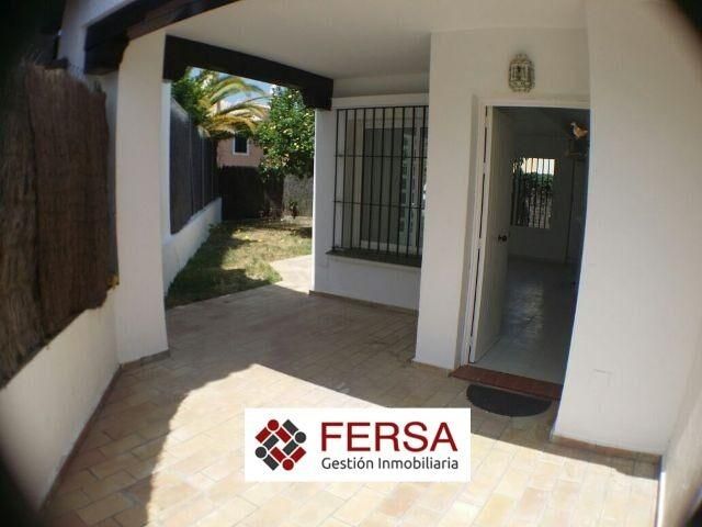 Vista exterior de Casa adosada en venda en El Puerto de Santa María amb Jardí privat i Traster