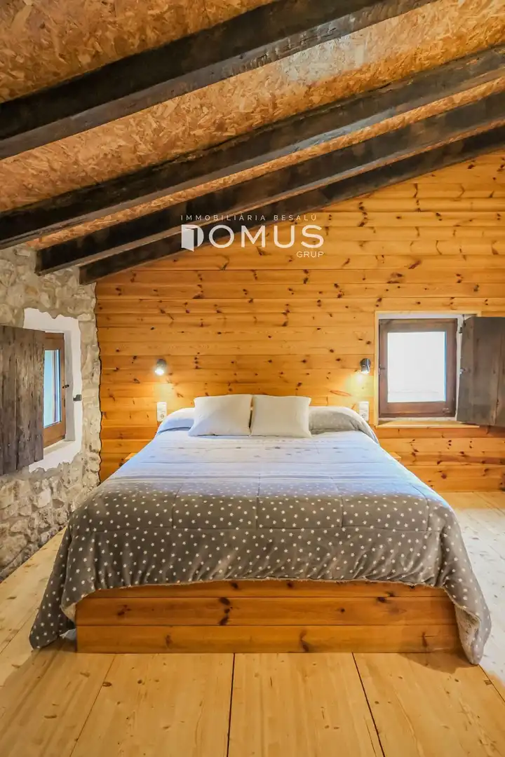 Habitación de Finca rústica en venta en Santa Pau con Calefacción, Parquet y Piscina