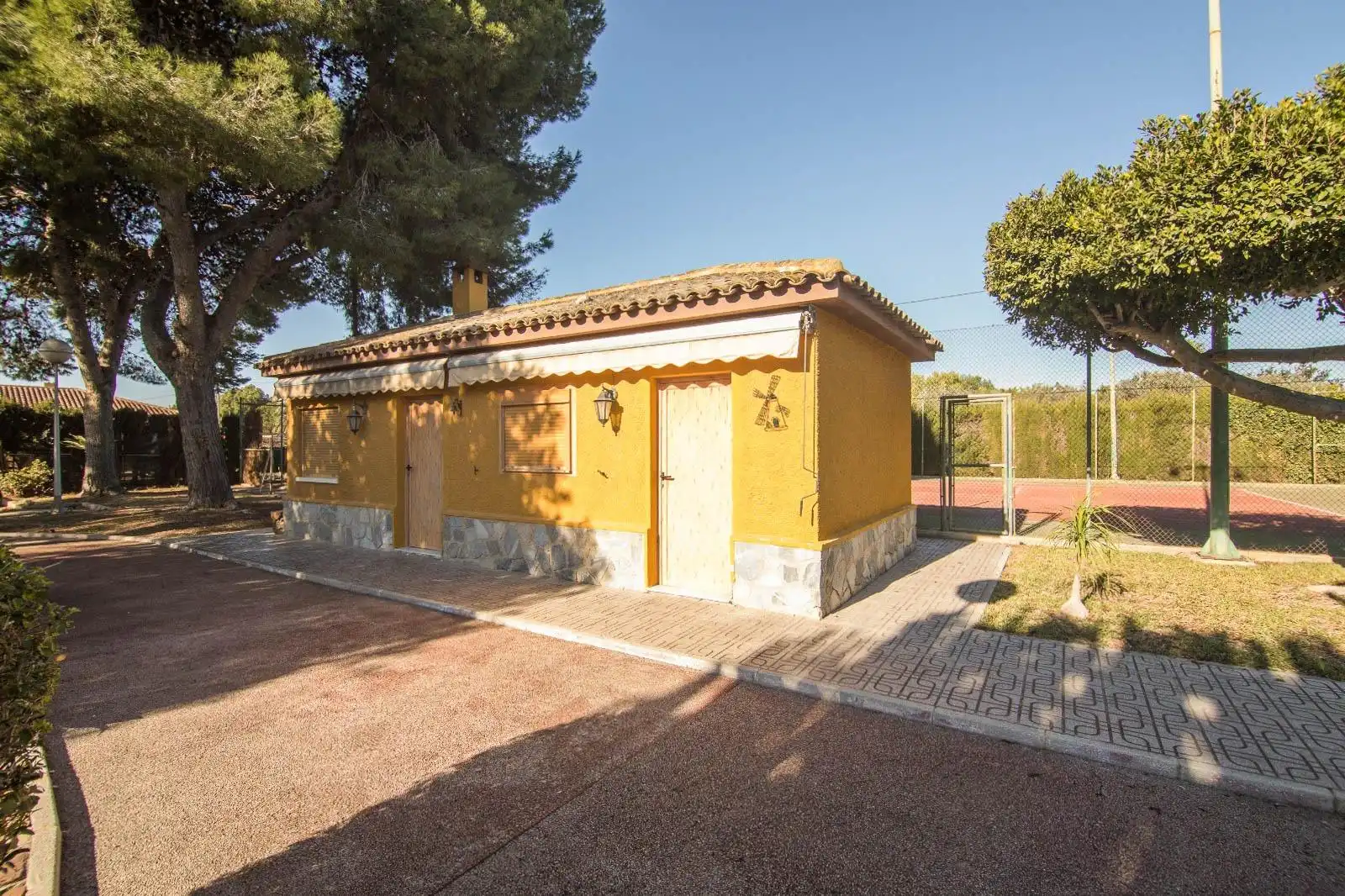 Vista exterior de Casa o xalet en venda en Elche / Elx amb Terrassa, Traster i Piscina