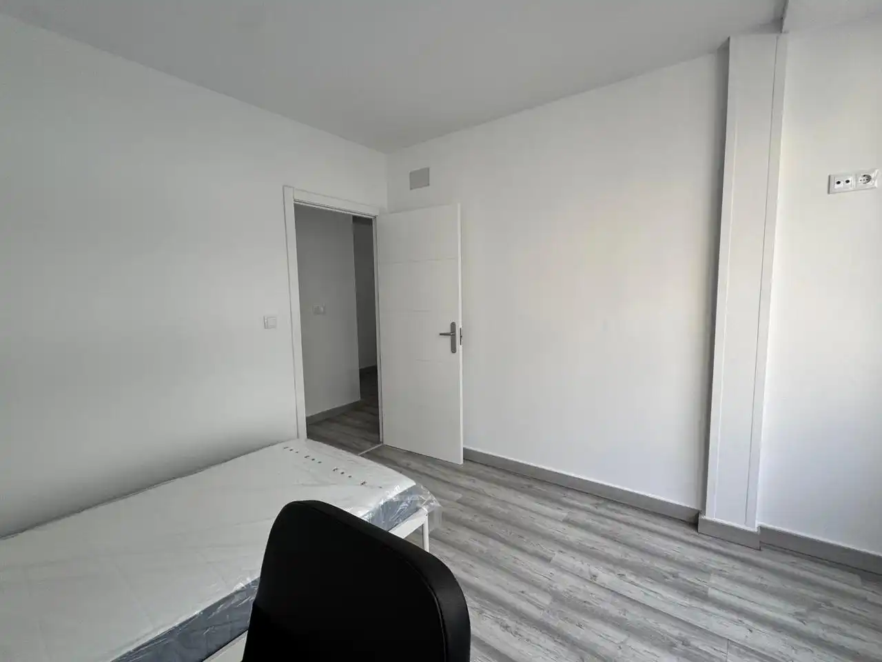 Schlafzimmer von Wohnung zur Miete in A Coruña Capital  mit Heizung, Abstellraum und Möbliert