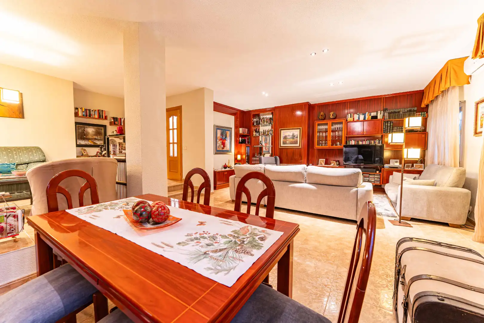 Menjador de Casa o xalet en venda en Arroyomolinos (Madrid) amb Aire condicionat, Calefacció i Jardí privat