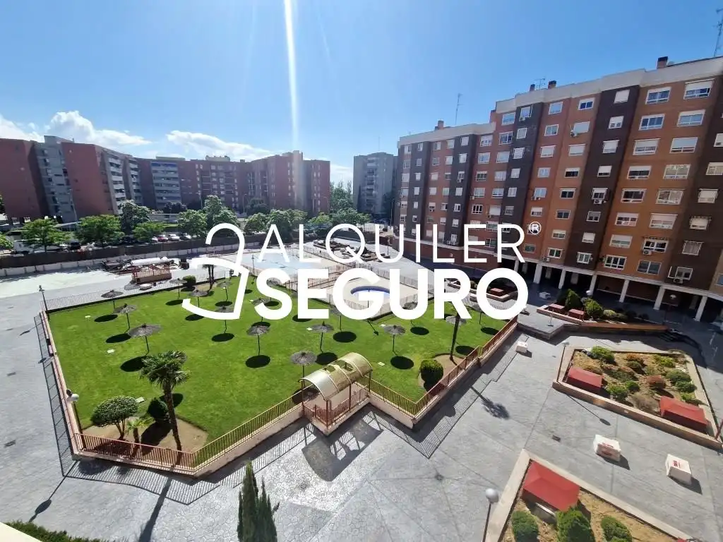 Vista exterior de Pis de lloguer en Móstoles amb Calefacció i Piscina