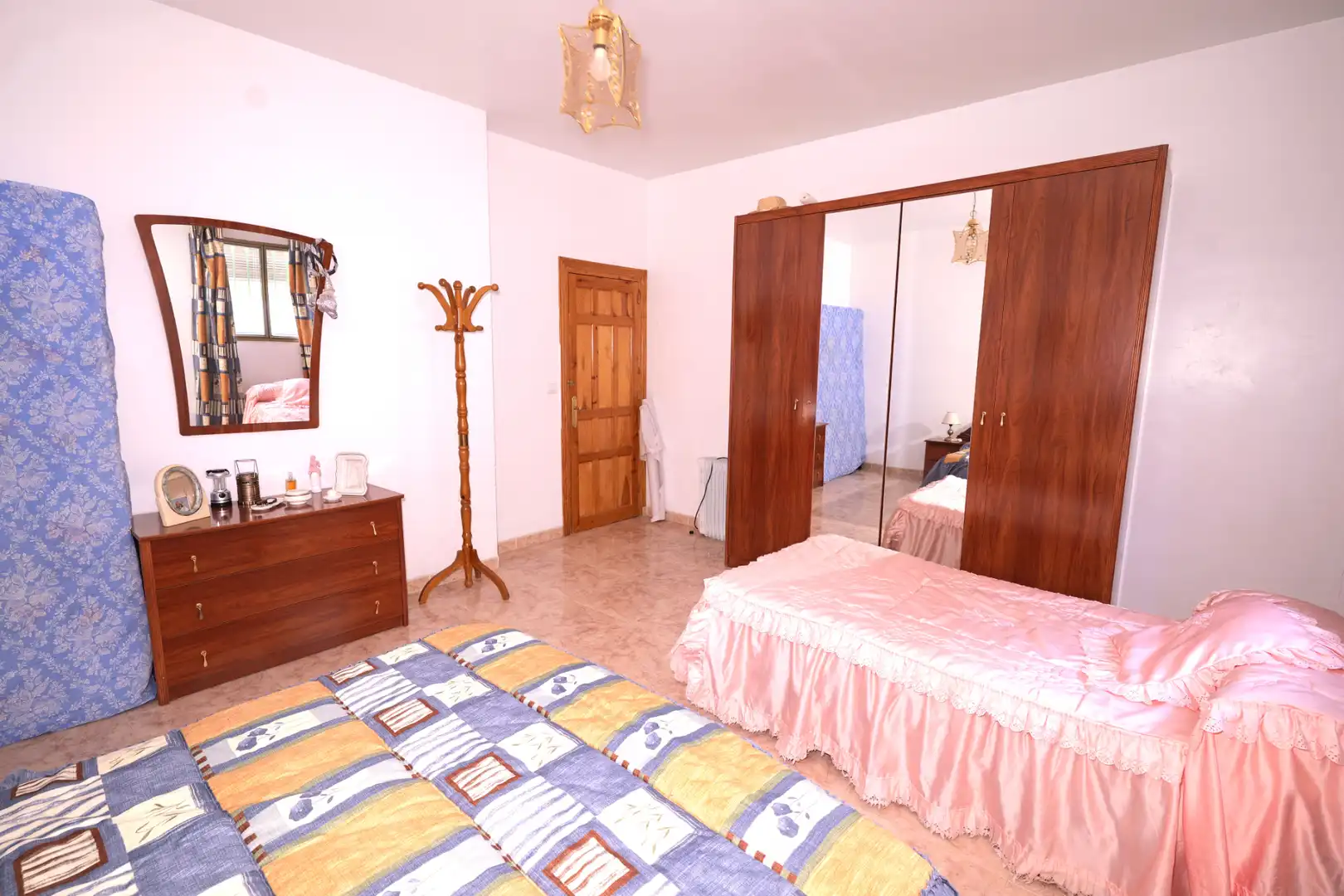 Dormitori de Casa o xalet en venda en Nevada amb Jardí privat, Terrassa i Moblat