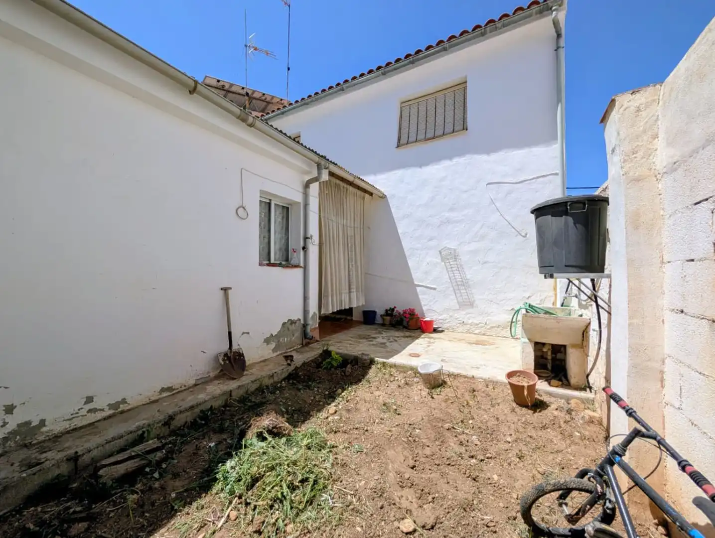 Vista exterior de Casa o xalet en venda en Loja amb Aire condicionat, Terrassa i Traster