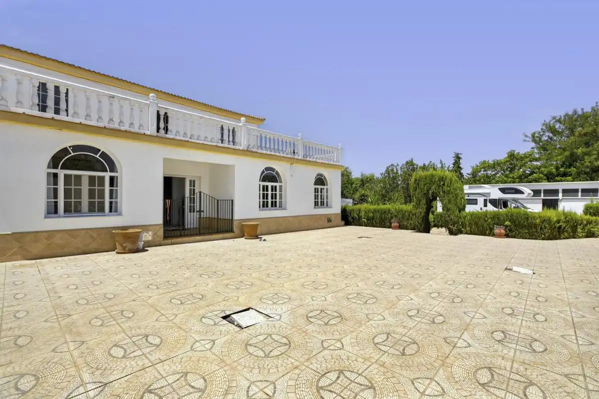 Vista exterior de Casa o xalet en venda en Carmona amb Aire condicionat, Calefacció i Jardí privat