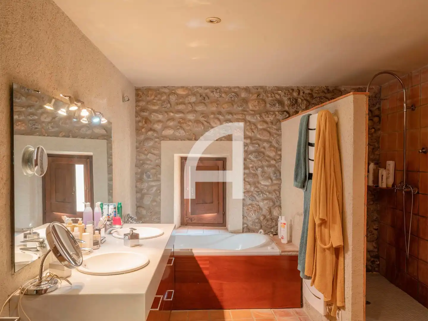 Baño de Finca rústica en venta en Sant Miquel de Fluvià con Calefacción, Piscina y Amueblado