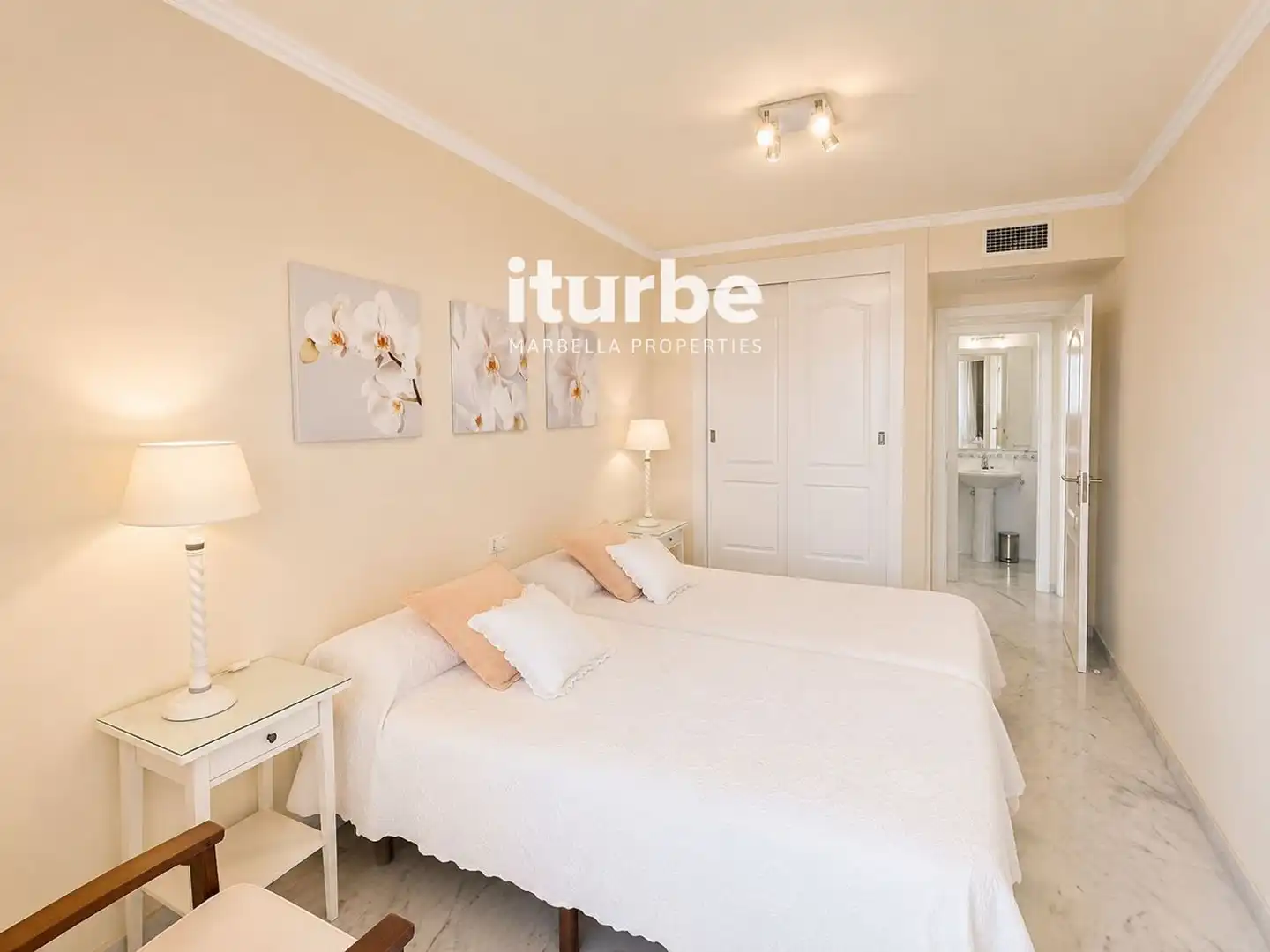Habitación de Piso de alquiler en Marbella con Aire acondicionado, Terraza y Piscina