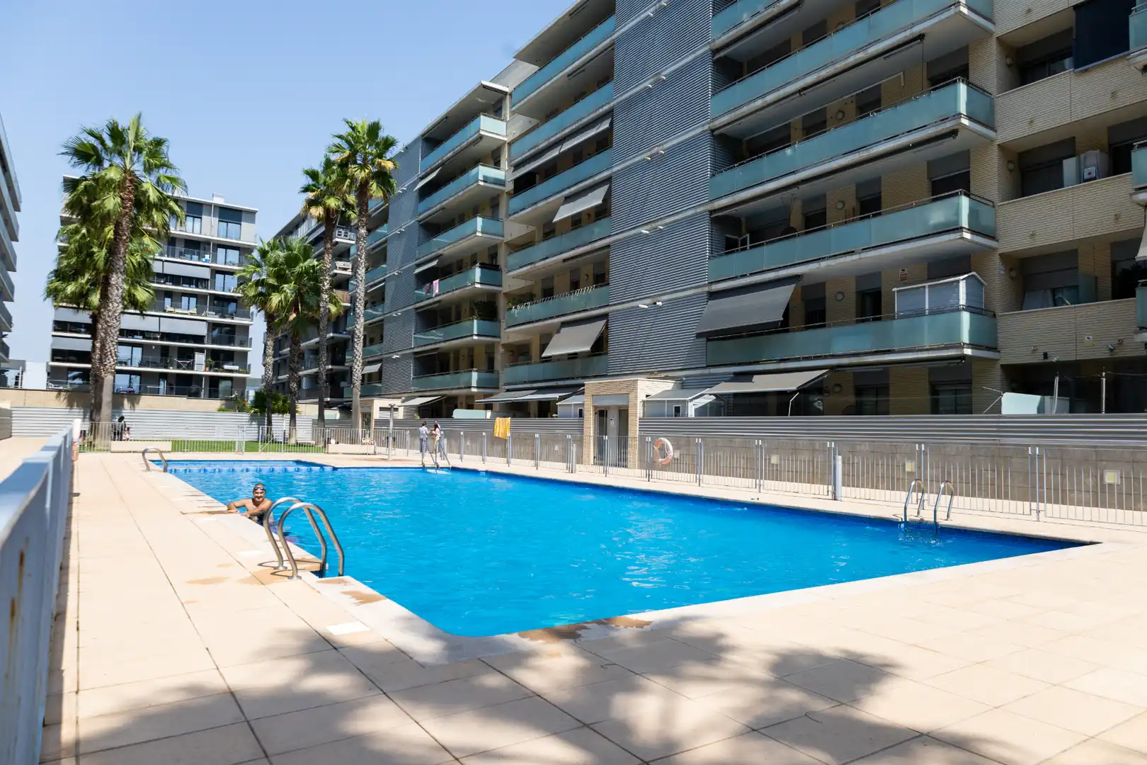 Piscina de Pis en venda en Badalona amb Aire condicionat, Calefacció i Parquet