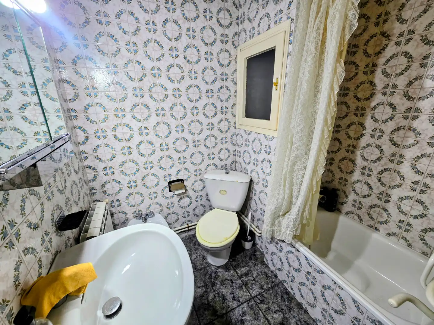 Baño de Piso en venta en Torelló con Calefacción, Trastero y Amueblado
