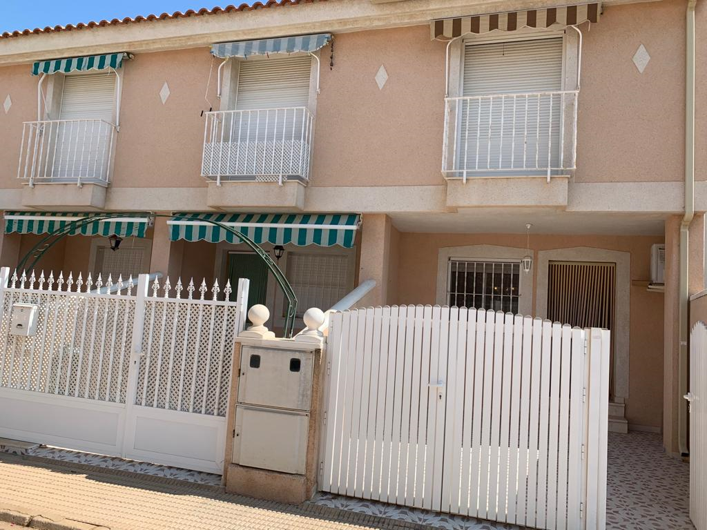 Vista exterior de Dúplex en venda en San Pedro del Pinatar amb Aire condicionat, Jardí privat i Terrassa