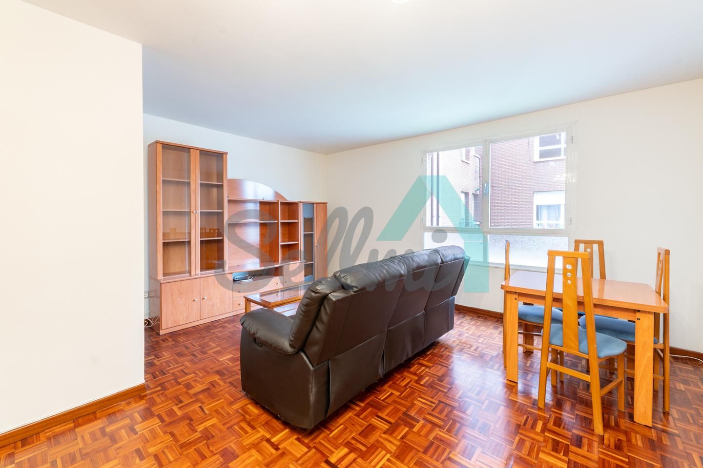 Sala d'estar de Pis de lloguer en Oviedo  amb Calefacció, Parquet i Traster