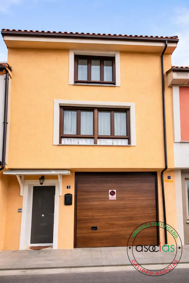 Außenansicht von Einfamilien-Reihenhaus zum Verkauf in Mieres (Asturias) mit Heizung, Terrasse und Abstellraum