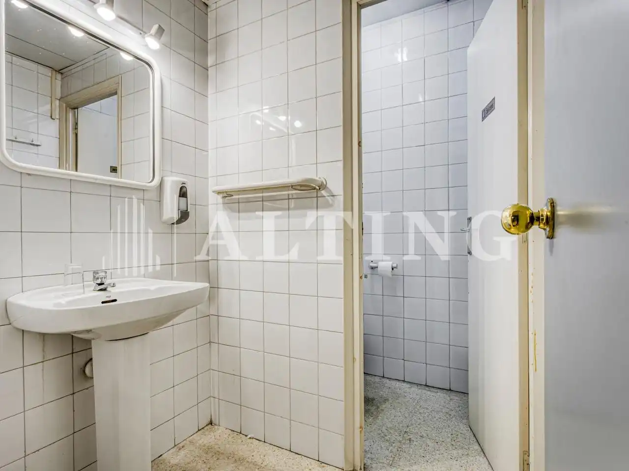 Bathroom of Commercial properties for sale in Barcelona  with Air Conditioner